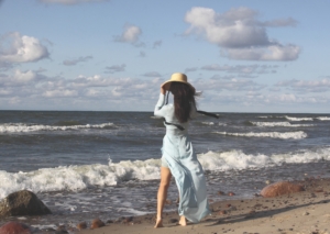 The girl at the shore with yellow hat